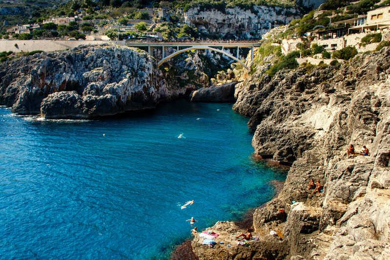 Ciolo, mare, scogli e ponte