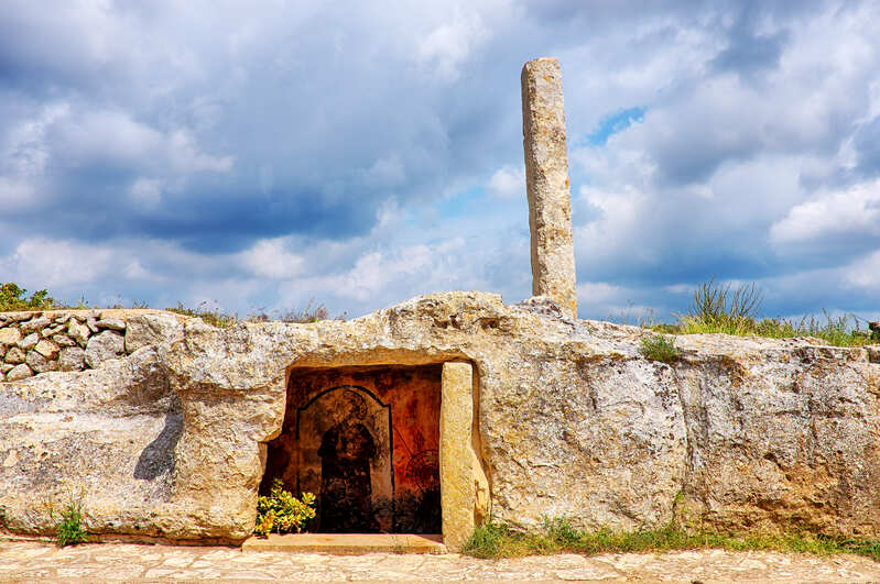 cripta salentina con menhir
