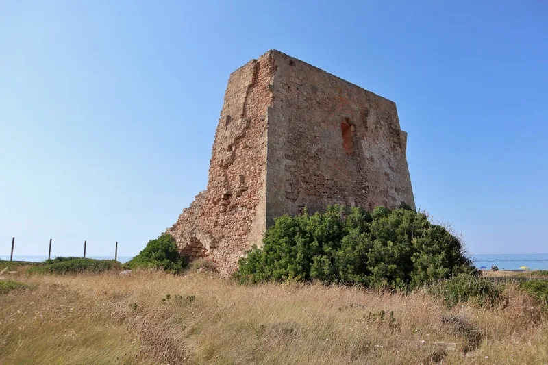 Torre Pozzelle: natura selvaggia e mare turchese vicino a Ostuni