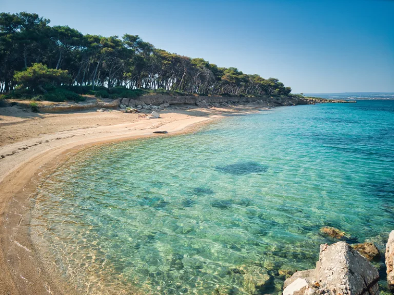 San Pietro: l’isola che racconta il Mediterraneo tra storia, natura e mare cristallino