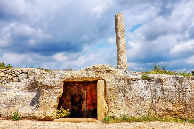 cripta salentina con menhir