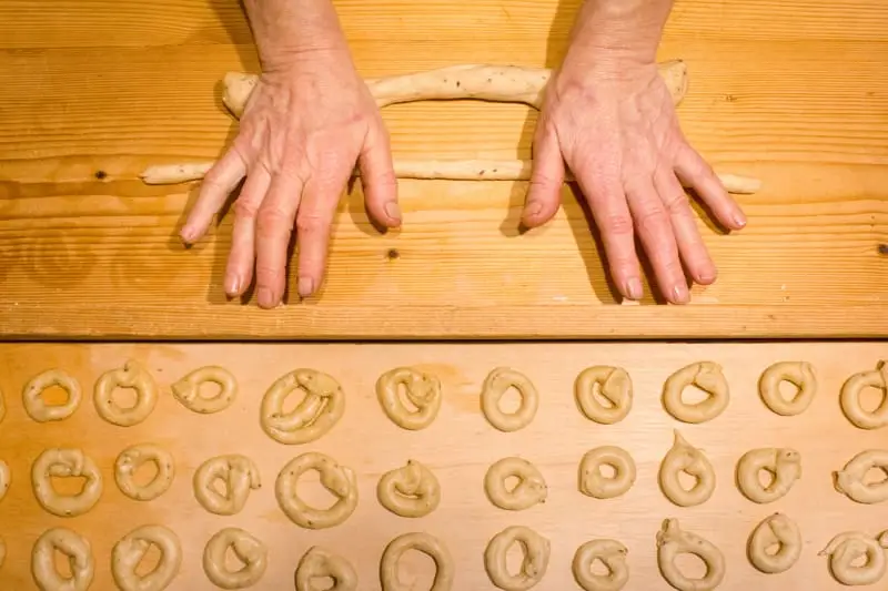 Taralli, friselle e focacce: come riconoscere quelle fatte bene: Un ambiente accogliente con tè e taralli su un vassoio